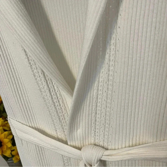 Express Women’s size M long sleeve cotton blend cream cardigan sweater - Picture 4 of 8